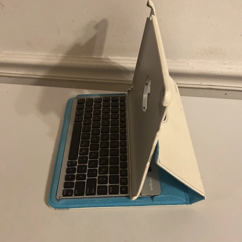 Targus White and Blue Ipad Case with keyboard